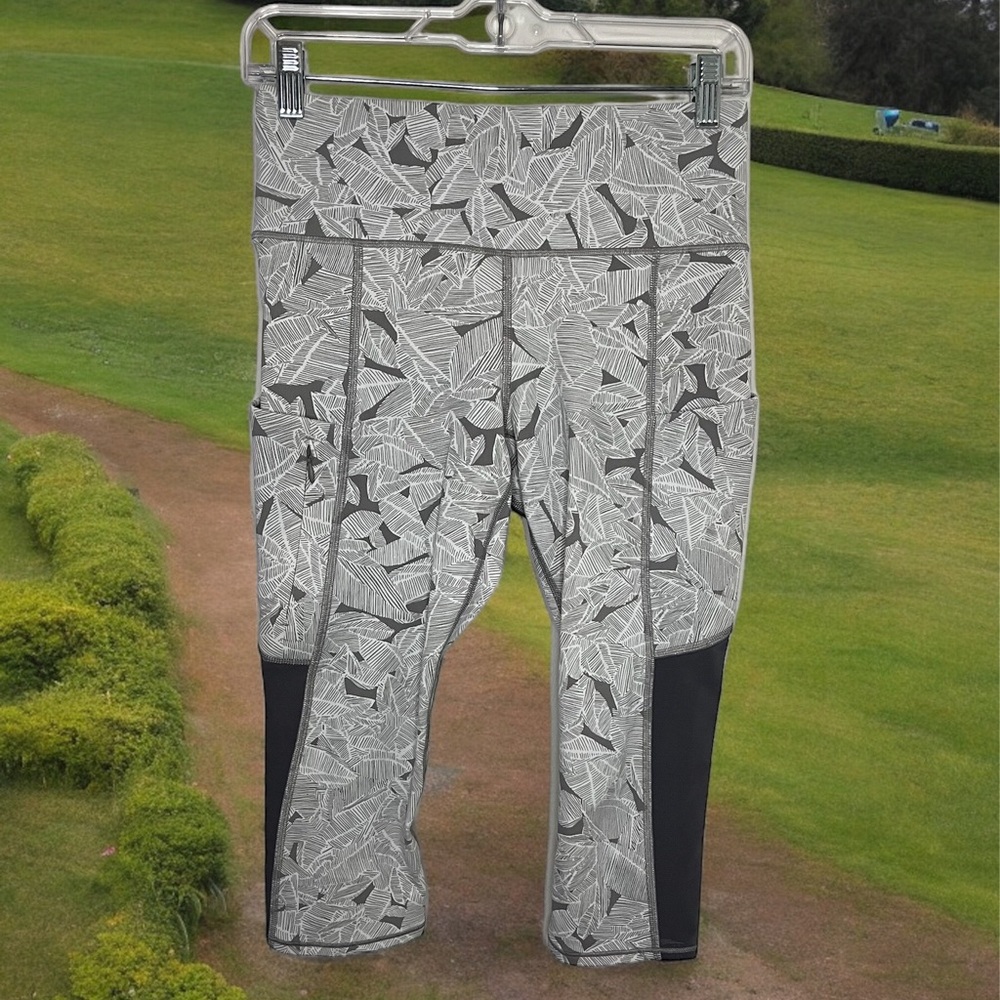 Athleta Womens Small Grey White Floral Geometric Capri Leggings Pockets Athletic